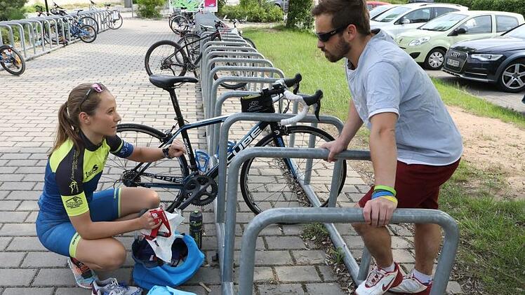 Dem Sportredakteur zeigt die 29-Jährige, worauf es in der Wechselzone ankommt. Foto: Barbara Herbst