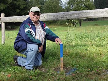 Karl Roth an einem der neuen Grenzsteine. Foto: Franziska Rieger