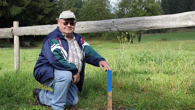 Karl Roth an einem der neuen Grenzsteine. Foto: Franziska Rieger