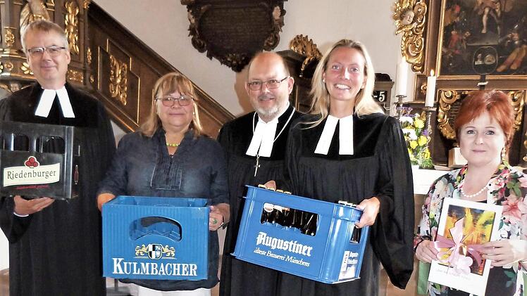 Drei Bierkästen - drei Wirkungsstätten von Pfarrerin Mages. Unser Bild zeigt (von links) Pfarrer Jürgen Harder, der während der Vakanz der Pfarrstelle als Vertretung arbeitet, Vertrauensfrau Adrienne Dörnhöfer, Dekan Thomas Kretschmar, Pfarrerin Stephanie Mages und stellvertretende Landrätin Christina Flauder.