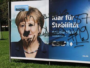 Auch auf die Bundeskanzlerin hatten es die Plakatzerstörer im Bundestagswahl 2018 abgesehen. Foto: Archiv/Alexander Hartmann