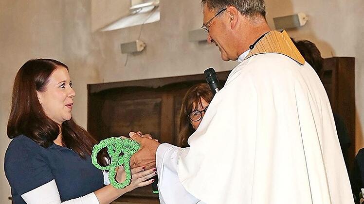 Stadtpfarrer Birkel begr&uuml;&szlig;t Anna Schnapp als neue Kinderhausleiterin in Uetzing.