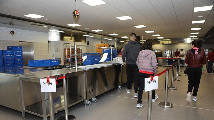 Die Schlange in der Kantine gliedert sich. Foto: Barbara Herbst