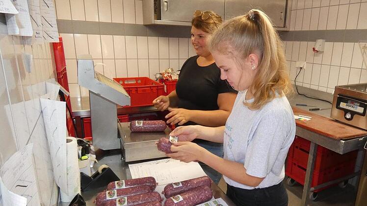 Jobentdeckerin Linda (rechts) und Angestellte Ramona Krauser etikettieren und wiegen die Angus-Produkte ab. Foto: Christian Licha