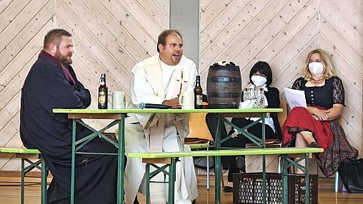 Mit ein Szene im Biergarten stimmten Pfarrer Johannes Saffer und Pr&auml;d. Marco Winkler auf die Predigt ein.