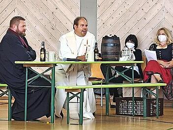 Mit ein Szene im Biergarten stimmten Pfarrer Johannes Saffer und Präd. Marco Winkler auf die Predigt ein.
