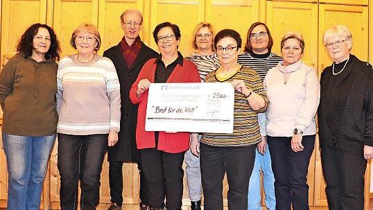 Der Mitwitzer Strickkreis bei der Spendenübergabe: (von links) Marion Kestel, Grete Bauernsachs, Pfarrer Burkhard Sachs, Waltraud Butz, Marion Feulner, Inge Wagner, Heike Fischer, Gudrun Holzheimer, Marianne Holzheimer