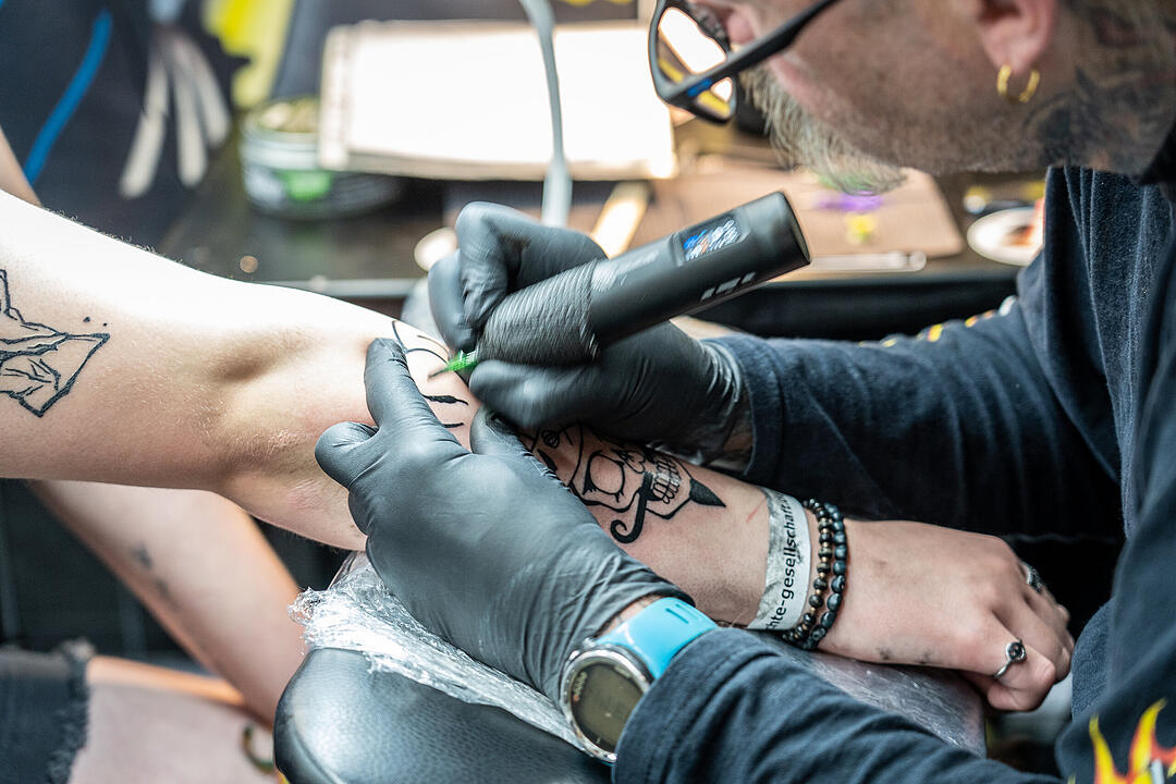 Mit vielen Top Tattookünstlern und Händlern.