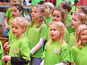 Die Kinder der Elementaren Früherziehung musizierten im Pfarrsaal Verklärung Christi