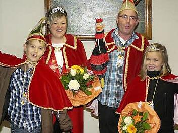 Das neue Prinzenpaar, Matthias II. und Katja I. (Graser), sowie das Kinderprinzenpaar Leon Büttner und Luisa Fischer. Fotos: Winfried Ehling