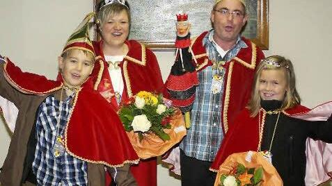 Das neue Prinzenpaar, Matthias II. und Katja I. (Graser), sowie das Kinderprinzenpaar Leon Büttner und Luisa Fischer. Fotos: Winfried Ehling