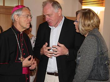 Erzbischof Ludwig Schick kam nach St. Hedwig und gratulierte zum Kirchenjubiläum. Foto: Sonja Adam