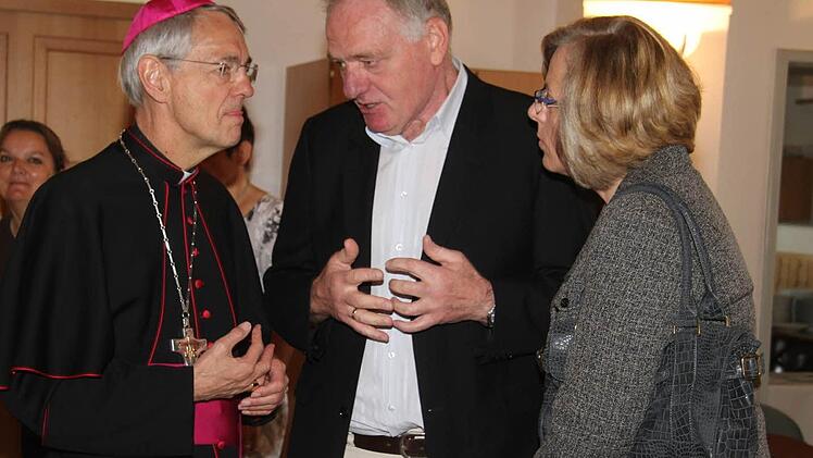 Erzbischof Ludwig Schick kam nach St. Hedwig und gratulierte zum Kirchenjubiläum. Foto: Sonja Adam