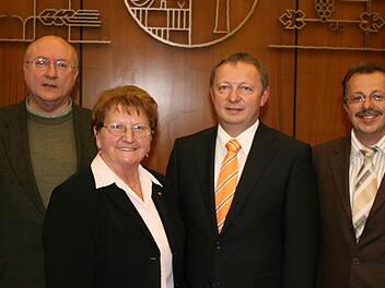 Echte Überraschung: Zu Stellvertretern von Landrat Thomas Bold (2. von rechts) wurden vor sechs Jahren (von links) Lutz von Thüngen, Magdalena Dünisch und Emil Müller gewählt. Foto: Archiv/Edgar Bartl