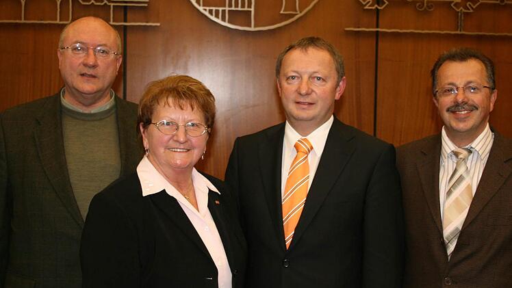 Echte Überraschung: Zu Stellvertretern von Landrat Thomas Bold (2. von rechts) wurden vor sechs Jahren (von links) Lutz von Thüngen, Magdalena Dünisch und Emil Müller gewählt. Foto: Archiv/Edgar Bartl