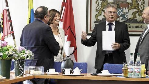 Brigitte Roppelt bekommt von Amtsdirektor Uwe Dörfer eine Urkunde überreicht.  Foto: Lea Schreiber