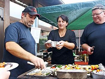 Die Buchbacher Feuerwehr am Veggie-Grill Foto: Veronika Schadeck