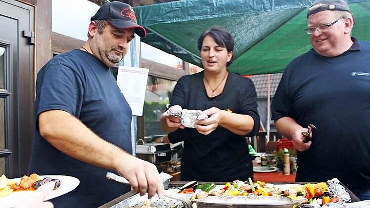 Die Buchbacher Feuerwehr am Veggie-Grill Foto: Veronika Schadeck