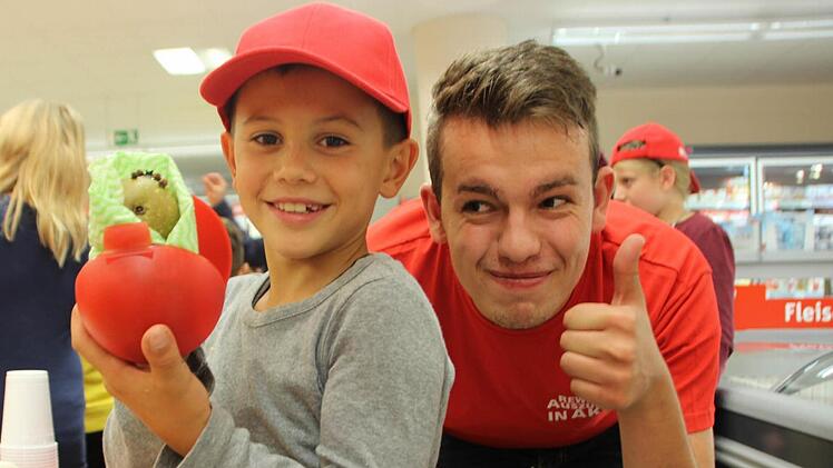 Elton (l.) und Azubi Jan Ruppert haben sichtlich Spaß an der Rewe-Rallye. Fotos: Jana Röckelein
