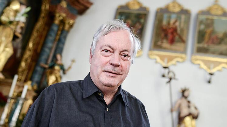 Priester Stefan Hartmann steht in der alten Kirche St. Bartholomäus in Oberhaid bei Bamberg. Hartmann hat sich in einer Fernsehsendung zu seiner 24 Jahre alten Tochter bekannt und den Zölibat in der katholischen Kirche kritisiert. Foto: David Ebener/dpa