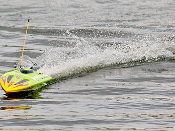 Das "Speedboot" in voller Fahrt. Mit knapp 60 Stundenkilometer kann es über das Wasser sausen.