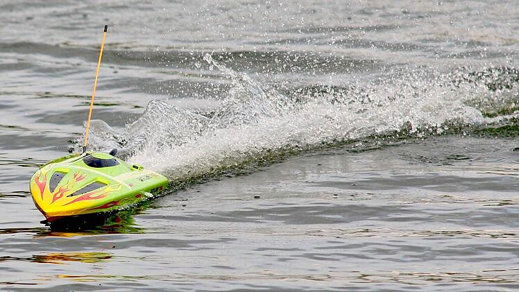 Das "Speedboot" in voller Fahrt. Mit knapp 60 Stundenkilometer kann es über das Wasser sausen.