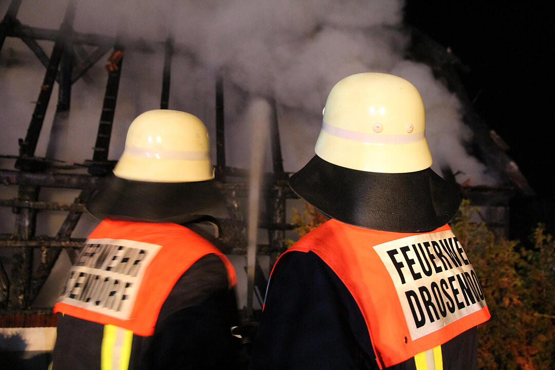 Scheune in der Silvesternacht niedergebrannt - Silvesterrakete vermutlich brandursŠchlich