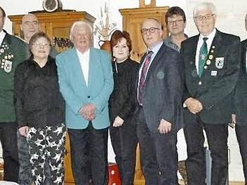 Emil Hacker feierte seinen 90.Geburtstag. Von links: Klaus Menzel, Klaus Witzgall, Tochter Anita Gareis, Emil Hacker, stellvertretende Landrätin Christina Flauder, Bürgermeister Stephan Heckel-Michel, Klaus Eichner, Herbert Heerwagen und Gerd Neugebauer. Foto: Reißaus