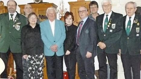 Emil Hacker feierte seinen 90.Geburtstag. Von links: Klaus Menzel, Klaus Witzgall, Tochter Anita Gareis, Emil Hacker, stellvertretende Landrätin Christina Flauder, Bürgermeister Stephan Heckel-Michel, Klaus Eichner, Herbert Heerwagen und Gerd Neugebauer. Foto: Reißaus