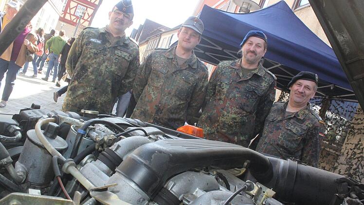 Die Reservistenkameradschaft unter Führung von Mark Gutgesell (links) beteiligte sich mit einem Geländewagen und einem Infostand am Autofrühling. Foto: Matthias Einwag