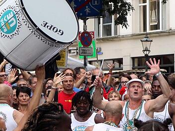 Badaué aus Frankreich trommelten die Besucher am Gräfsblock in Stimmung. Foto: Timo Geldner