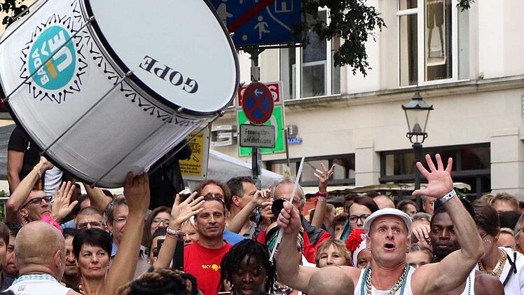 Badaué aus Frankreich trommelten die Besucher am Gräfsblock in Stimmung. Foto: Timo Geldner