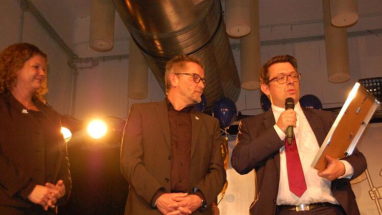 J&uuml;rgen Ziegler (Mitte) wurde vom Pr&auml;sidenten desBayerischen Jugendrings, Matthias Fack (rechts) f&uuml;r hervorragende Dienste in derJugendarbeit ausgezeichnet. Sabine Knobloch (links) und ihr Team hatten diese&Uuml;berraschung bis zuletzt geheim gehalten.Uschi Prawitz