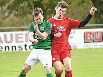 Der Redwitzer Daniel Rosenstock (links) im Zweikampf mit dem Marktgraitzer Fabian Strenglein Foto: Gunther Czepera