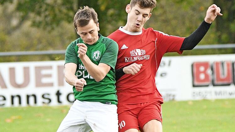 Der Redwitzer Daniel Rosenstock (links) im Zweikampf mit dem Marktgraitzer Fabian Strenglein Foto: Gunther Czepera