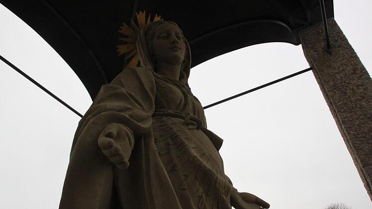 Mit der neuen Saalebr&uuml;cke im R&uuml;cken blickt deren Schutzheilige Maria auf die Kirchen der Stadt Hammelburg. Die Figur ist eine wahre Seltenheit, denn eine schwangere Madonna gibt es nicht so oft - obwohl sicher ist das Denkmalamt hinsichtlich der Schwangerschaft nicht.  Foto: Kerstin V&auml;th