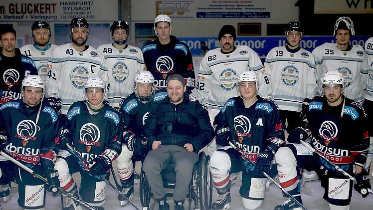 Petr Krepelka inmitten von "Hawks" und "Black Bears": Die Haßfurter Fans empfingen den 24-Jährigen bei seinem zweiten Besuch am Großen Anger begeistert.