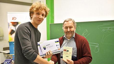 Thomas Kornalik bei der Übergabe der Siegerurkunde mit Professor Walter Zimmermann von der Universität Bayreuth.  Foto: S. Völkel/Bayreuth