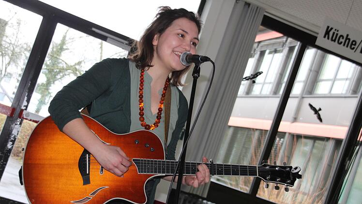 Mit Liedern aus eigener und fremder Feder schmückt die  Kulmbacher Sängerin und Gitarristin Johanna Dupke die Verabschiedung  musikalisch aus.Foto: Stephan Stöckel.