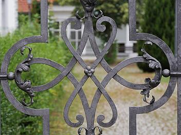 Derzeit versperrt das gusseiserne Tor den Weg in den Innenhof. Bald jedoch könnten es sich dort Senioren gemütlich machen.  Foto: Sandra Hackenberg