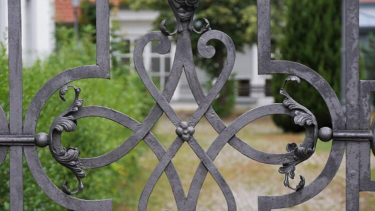 Derzeit versperrt das gusseiserne Tor den Weg in den Innenhof. Bald jedoch könnten es sich dort Senioren gemütlich machen.  Foto: Sandra Hackenberg