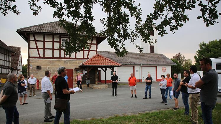Handlungsbedarf besteht nach Meinung aller am Brauhausplatz. Planer Markus Schäfer (vorne Mitte) machte sich fleißig Notizen. Foto: Bettina Knauth