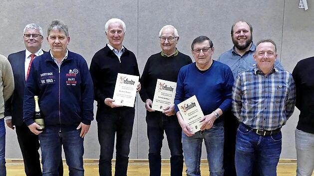 Ehrungen beim TSV Trebgast (von rechts): Vorsitzender Matthias Falk, Sebastian Menzel, Volker Kerner, Horst Weber, Helmut K&uuml;fner, Herbert Bauer, Stefan H&uuml;ttner, B&uuml;rgermeister Herwig Neumann, 2. Vorsitzender Markus Stabenow