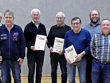 Ehrungen beim TSV Trebgast (von rechts): Vorsitzender Matthias Falk, Sebastian Menzel, Volker Kerner, Horst Weber, Helmut Küfner, Herbert Bauer, Stefan Hüttner, Bürgermeister Herwig Neumann, 2. Vorsitzender Markus Stabenow