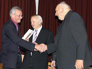 Landrat Oswald Marr (links) zeichnete zusammen mit dem Kreisvorsitzenden der Feldgeschworenen, Franz Hader, das langjährige Mitglied Ludwig Gerber aus Gundelsdorf aus. Gerber versieht seit 60 Jahren das Amt des Feldgeschworenen.  Fotos: Michael Wunder