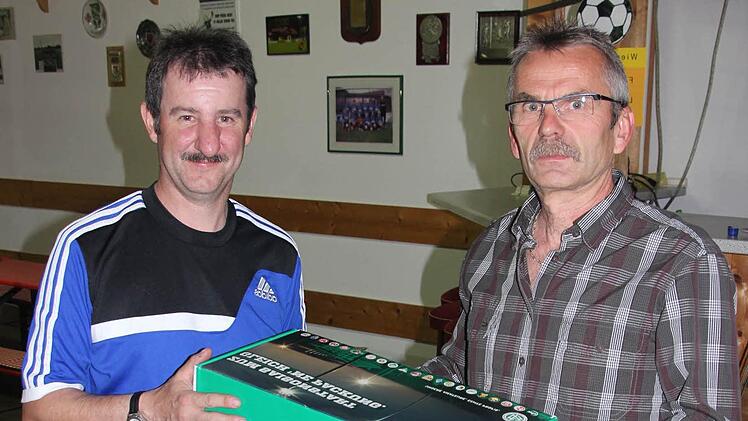 Eines der Starterpakete des Bayerischen Fußball-Verbandes überreichte Spielgruppenleiter Egon Grünbeck (links) an Michael Schiller vom SV Seelach. Foto: Hartmut Neubauer