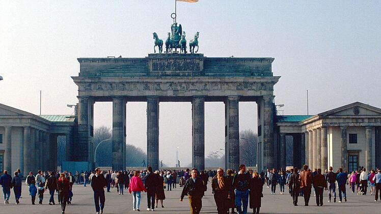 Der Blick auf das Brandenburger Tor von der Ostseite, am Tag nach der Maueröffnung.