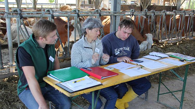 Christian Deringer und Renate Fromm kontrollieren die Futterliste von Matthias Lehnert.