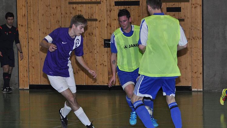 Der SV Seelach (gelbe Leibchen) setzte sich etwas überraschend gegen den SC Steinbach mit 3:1 durch. Durch diesen Sieg im direkten Vergleich erreichte der A-Klassist die Zwischenrunde, während die punktgleiche Rennsteig-Truppe ausgeschieden ist.  Foto: Herbert Kalb