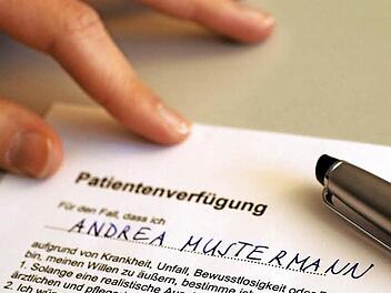 Wertvolle Zusatzinformation für den Arzt: Ohne eine begleitende Vorsorgevollmacht nutzt die Patientenverfügung wenig.  Foto: Jens Schierenbeck/dpa
